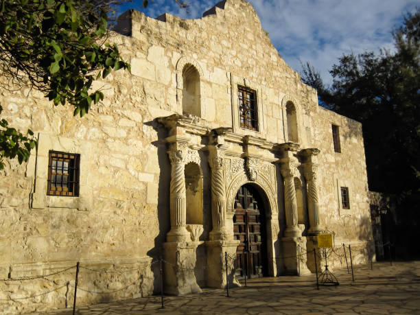 istock Alamo Mission historic building 183243617