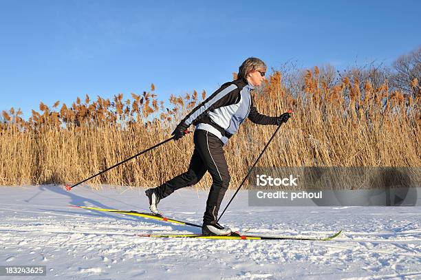 Mujer Esquí De Fondo Deporte De Invierno Foto de stock y más banco de imágenes de 30-39 años - 30-39 años, Actividad al aire libre, Actividades recreativas