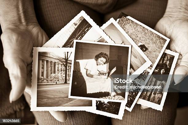 Foto de Idosos Mulher Segurando Uma Coleção De Fotografias Antigas e mais fotos de stock de Fotografia - Arte e artesanato