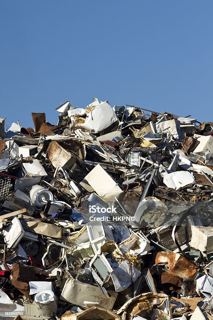 Metall-Recycling Autofriedhof, blauer Himmel Vertikale, hohe Horizon - Lizenzfrei Müll Stock-Foto