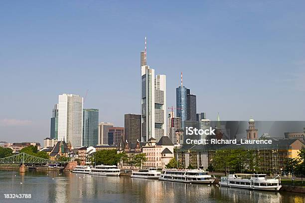 Vista De Los Edificios De Frankfurt Foto de stock y más banco de imágenes de Actividades bancarias - Actividades bancarias, Agua, Aire libre