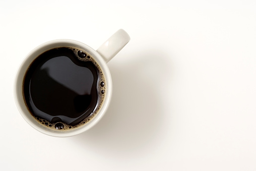 Aislado Fotografía de una taza de café sobre fondo blanco y negro photo