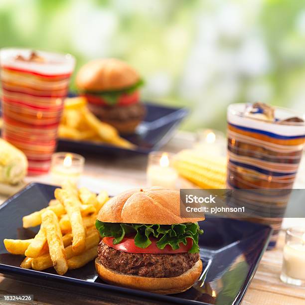 Burger - zdjęcia stockowe i więcej obrazów Bar szybkiej obsługi - Bar szybkiej obsługi, Barbecue, Bez ludzi