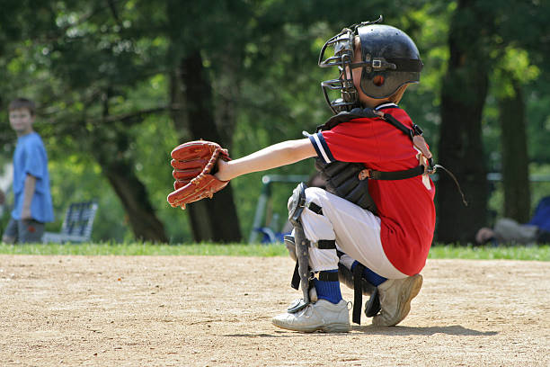 série de sports : joueur de baseball - baseball baseballs catching baseball glove photos et images de collection