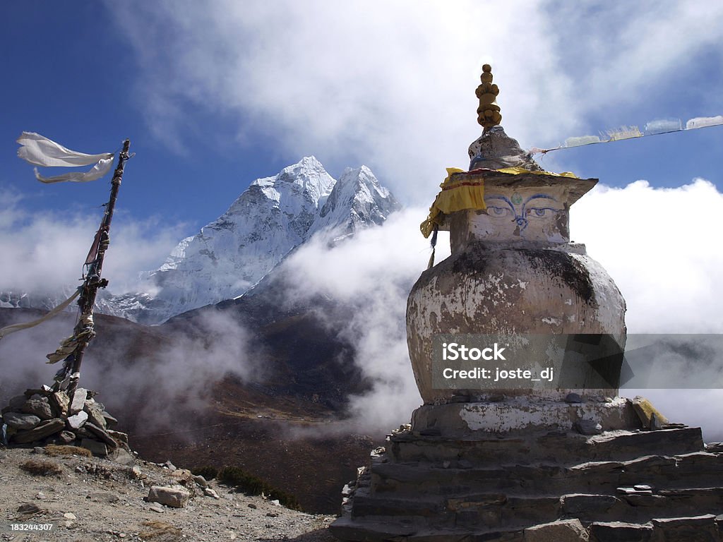 Pomnik w Nepalu W HIMALAJACH - Zbiór zdjęć royalty-free (Ama Dablam)