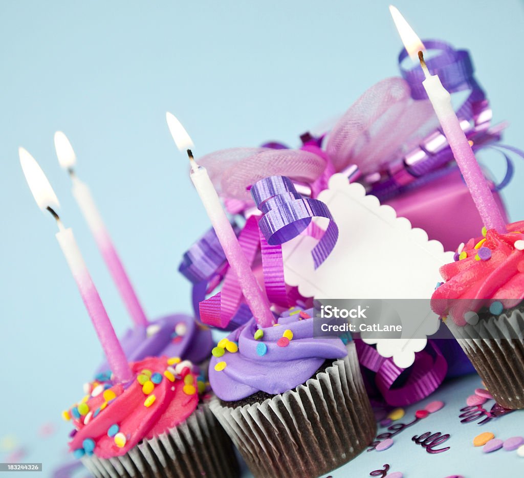 カラフルな誕生日プレゼント、ケーキ - ちょう結びのロイヤリティフリーストックフォト