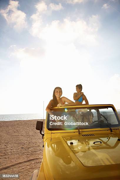 笑顔の女性が彼女のご友人とご一緒にビーチでのジープ - オフロード車のストックフォトや画像を多数ご用意 - オフロード車, 友情, 四輪駆動車