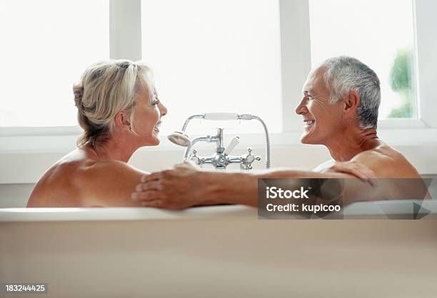 Photo libre de droit de Romantique Couple Dâge Mûr En Et De Samuser Dans La Baignoire banque d'images et plus d'images libres de droit de Adulte d'âge mûr