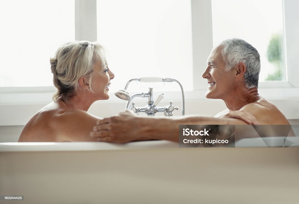 Romântico Casal desfrutar e divertir-se no banho - Royalty-free Adulto maduro Foto de stock