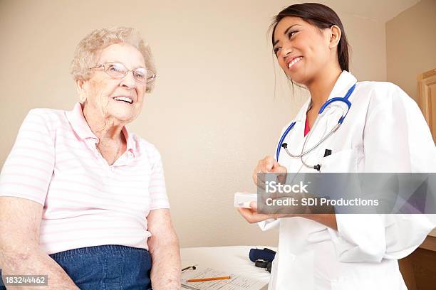 Happy Senior Paciente Con Su Joven Médico Foto de stock y más banco de imágenes de Abuela - Abuela, Abuelos, Adulto