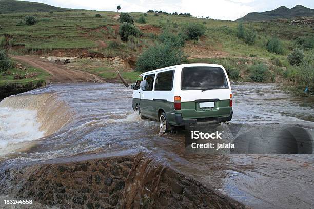 Crossing Em Floodstage - Fotografias de stock e mais imagens de Enchente - Enchente, Cruzar, Rio