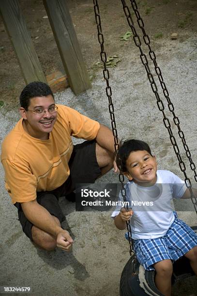 Foto de Pai E Filho No Balanço e mais fotos de stock de 20 Anos - 20 Anos, 30 Anos, Adulto