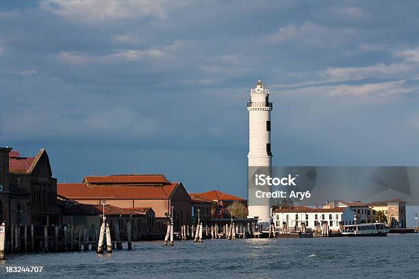 Faro Di Venezia Sotto Un Cielo Blu Italia - Fotografie stock e altre immagini di Ambientazione esterna - Ambientazione esterna, Blu, Caratteristica architettonica