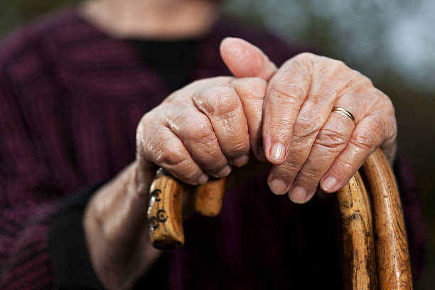 close-up di mani di donna anziana con ringhiere - consoling close up senior adult grandparent foto e immagini stock
