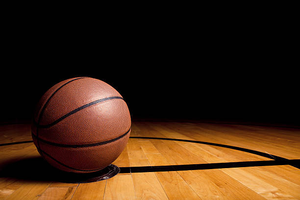 joueur de basket - basketball floor basketball court hardwood floor photos et images de collection