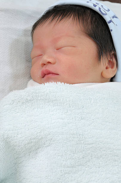 quase menino bebê recém-nascido - baby boys clothing hospital simplicity - fotografias e filmes do acervo