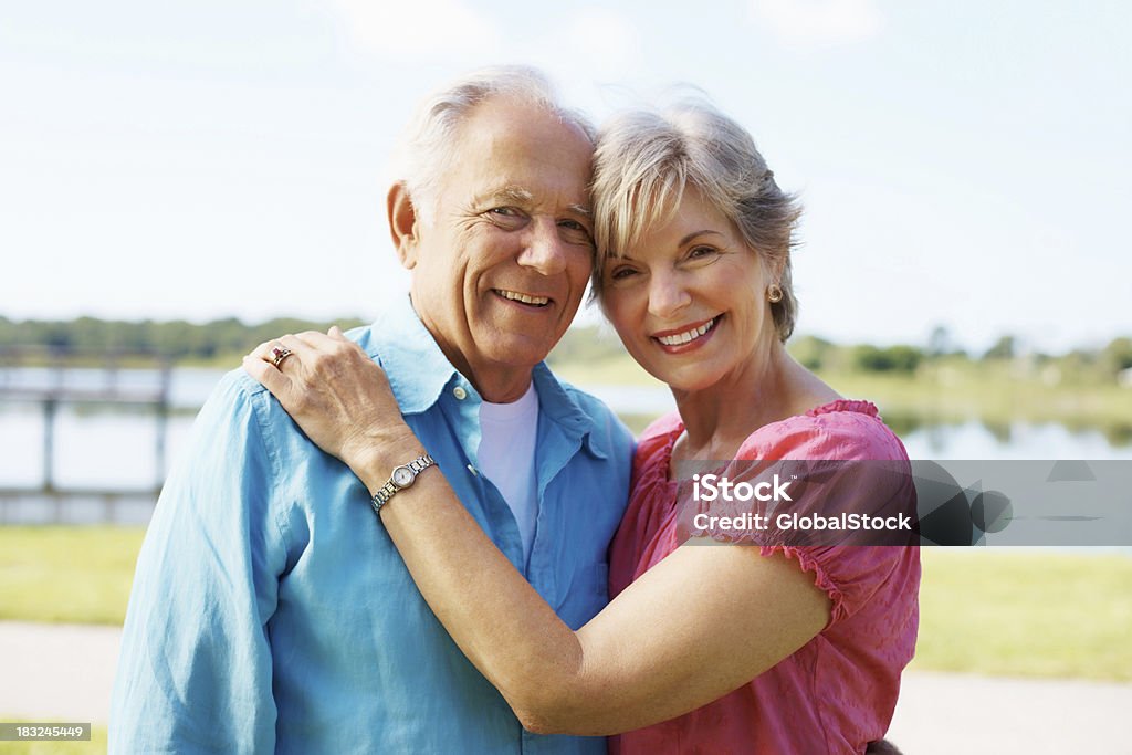 Casal romântico em pé, juntos - Foto de stock de 60 Anos royalty-free