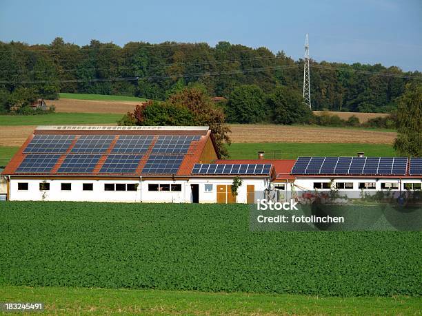 Farm Mit Solarzellen Stockfoto und mehr Bilder von Sonnenkollektor - Sonnenkollektor, Agrarbetrieb, Scheune