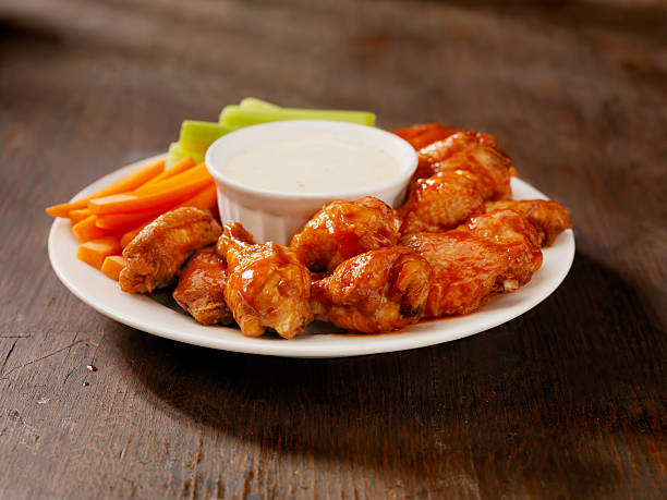 bandeja de asas de frango quente - chicken wing white meat unhealthy eating plate imagens e fotografias de stock