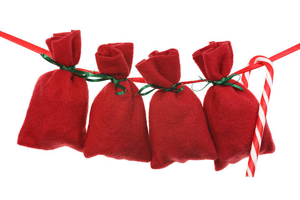 красный рождественски�е пакеты для рождественский календарь на завязках - advent calendar christmas christmas present sack стоковые фото и изображения