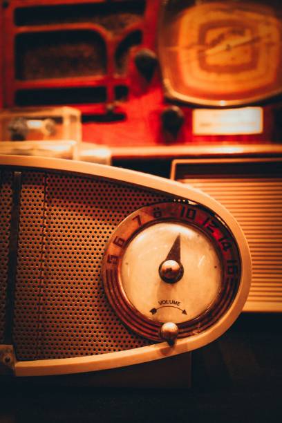 radio de aspecto antiguo con iluminación amarilla - radio old fashioned antique yellow fotografías e imágenes de stock