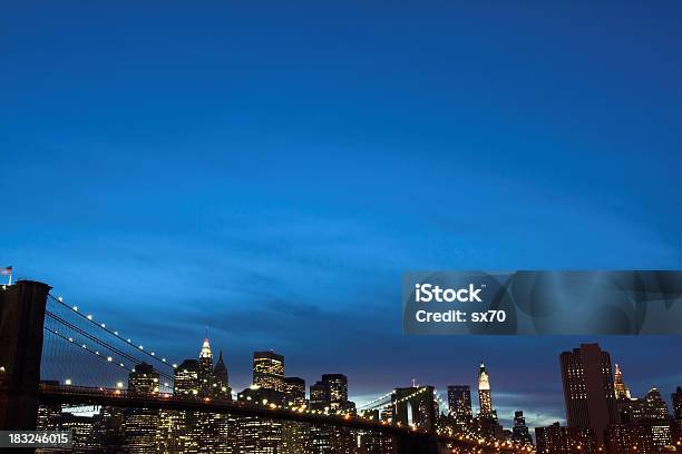 Nueva York En La Noche Foto de stock y más banco de imágenes de Noche - Noche, Puente de Brooklyn, Aire libre