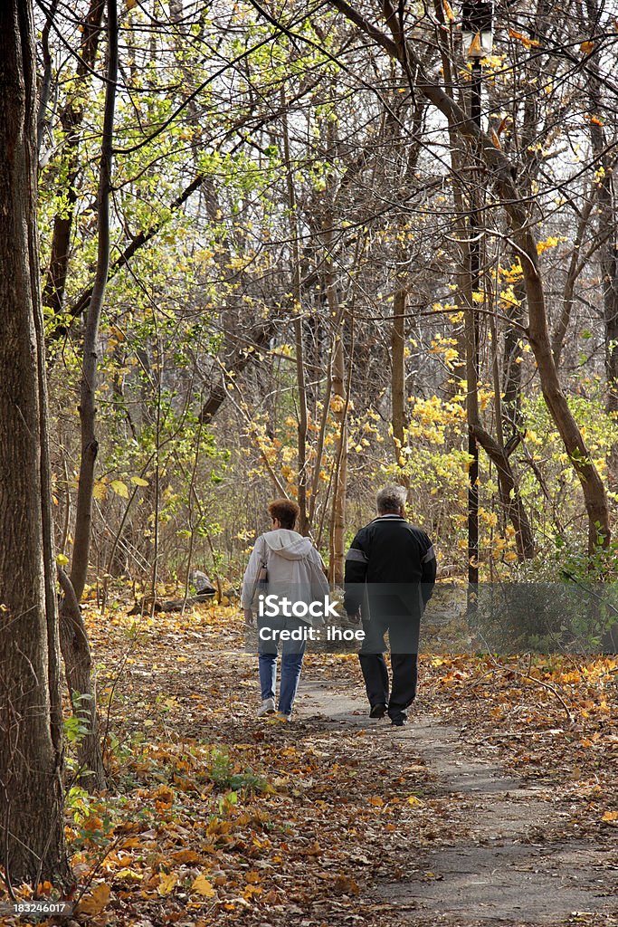 Couple faisant une promenade en automne - Photo de Adulte libre de droits