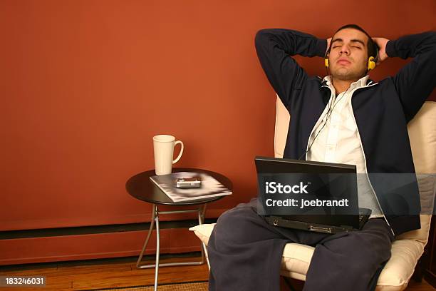 Tomando Un Descanso Del Trabajo De La Escuela Foto de stock y más banco de imágenes de Aburrimiento - Aburrimiento, Acostado, Actividad de fin de semana