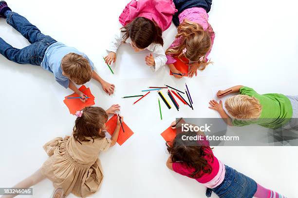 Gruppo Di Bambini Felici Sdraiato Nel Cerchio E Disegno - Fotografie stock e altre immagini di Disegnare