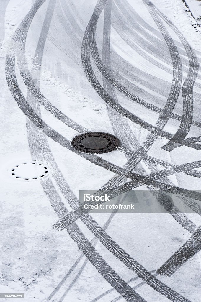 Auto pneumatici tracce di marchi in inverno con neve - Foto stock royalty-free di Allerta