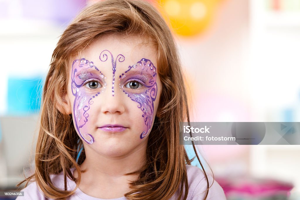 Bambina con farfalla Pittura per il viso - Foto stock royalty-free di Bambino