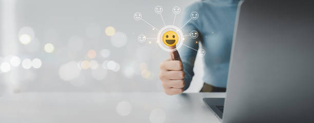 Individuals with hologram reviews of products and services, writing reviews of products and services after use on the comment box to build credibility for the store, rating stars based on satisfaction personas con hologramas de comentarios de productos y servicios, escribiendo reseñas de productos y servicios después de usarlos en el cuadro de comentarios para generar credibilidad para la tienda, calificando estrellas en función de la satisfacción.