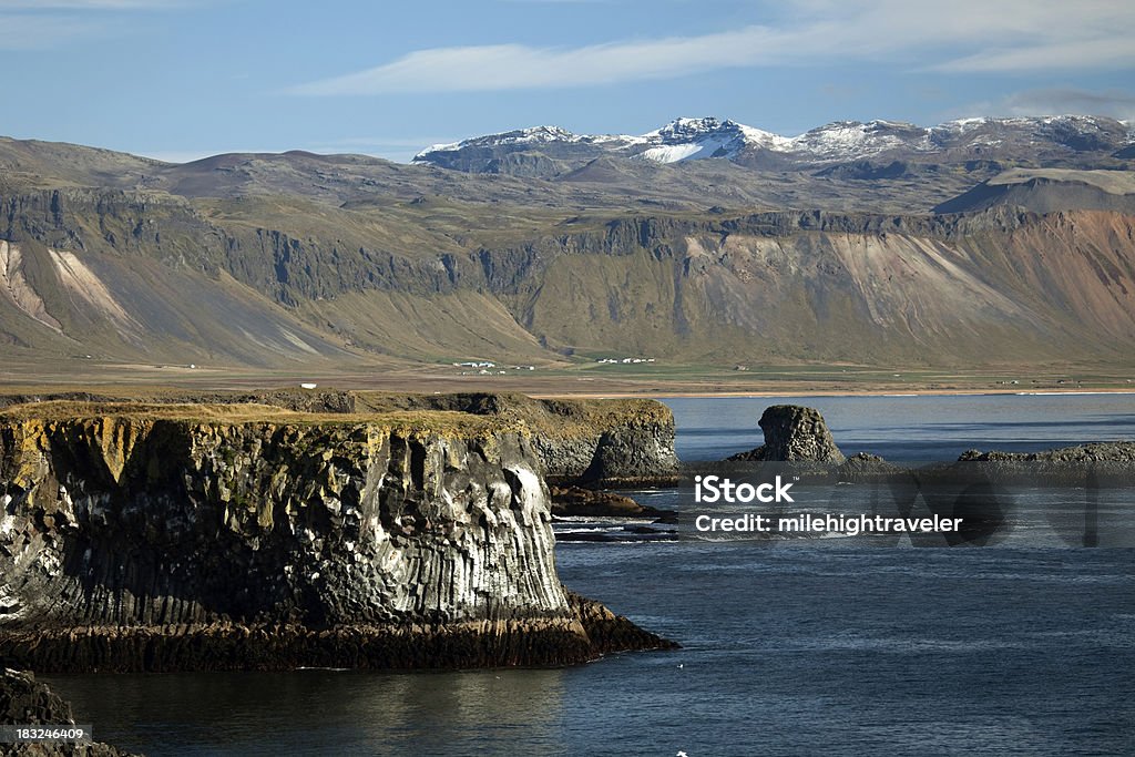 Montañas, coronadas de nieve y basalto acantilados de Islandia de la península Snaefellsnes - Foto de stock de Acantilado libre de derechos