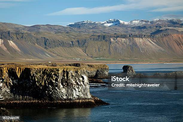 Montañas Coronadas De Nieve Y Basalto Acantilados De Islandia De La Península Snaefellsnes Foto de stock y más banco de imágenes de Acantilado