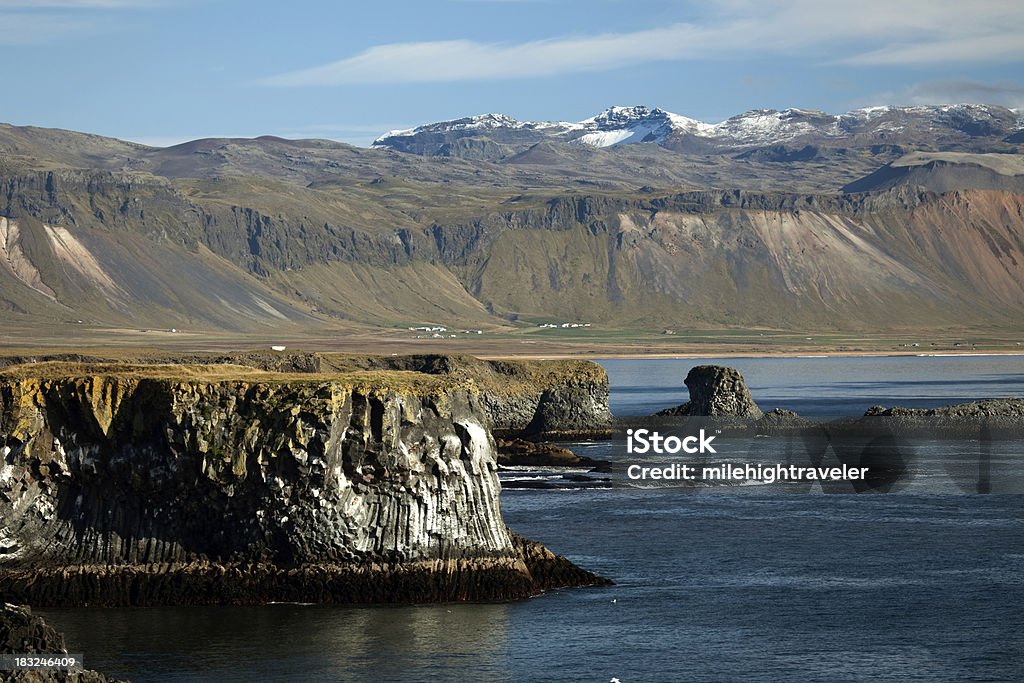 눈 덮인 산과 바살트 절벽 아이슬란드의 스네펠스네스 페닌슬라 - 로열티 프리 0명 스톡 사진