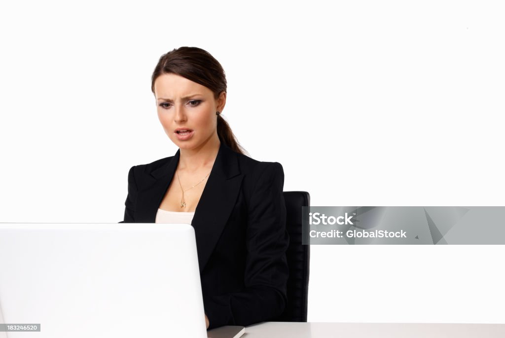 Zszokowana biznes kobieta działa na laptopie w biały - Zbiór zdjęć royalty-free (20-29 lat)