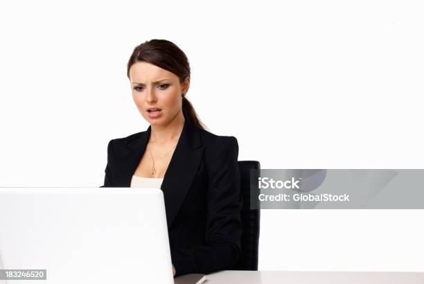 Zszokowana Biznes Kobieta Działa Na Laptopie W Biały - zdjęcia stockowe i więcej obrazów 20-29 lat