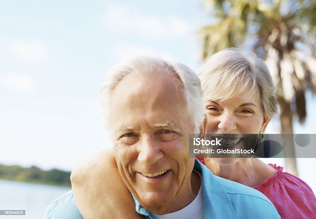 Романтический Пожилая пара, улыбается вместе - Стоковые фото 60-69 лет роялти-фри