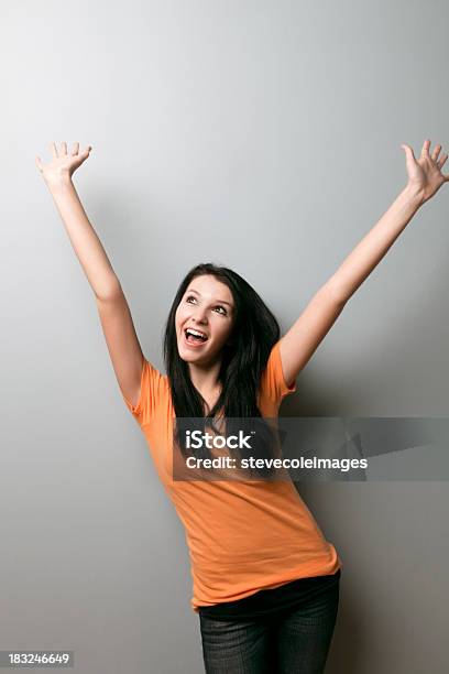 Foto de Adolescente Comemorando Com Os Braços Para Cima e mais fotos de stock de 16-17 Anos - 16-17 Anos, Adolescente, Adolescentes Meninas