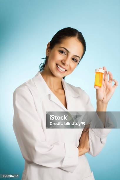 Farmacista Con Farmaco - Fotografie stock e altre immagini di 25-29 anni - 25-29 anni, Accudire, Adulto