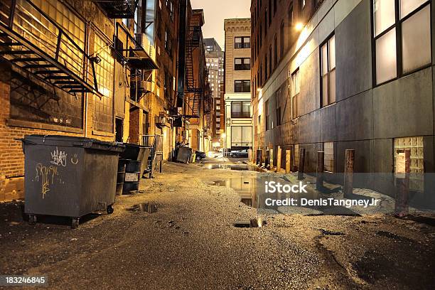 Foto de Urban Street À Noite e mais fotos de stock de Beco - Beco, Cidade, Noite