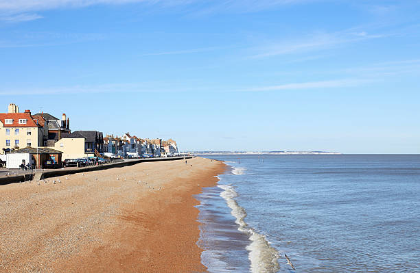 o shingle praia e à beira-mar no negócio, kent, reino unido - deal kent - fotografias e filmes do acervo