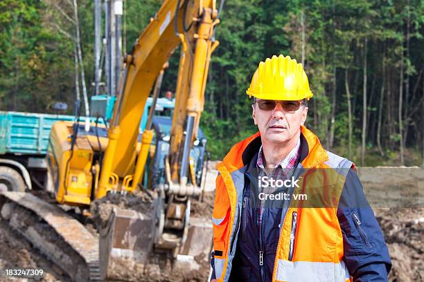 Supervisa El Ingeniero De La Construcción Foto de stock y más banco de imágenes de 55-59 años - 55-59 años, Accesorio de cabeza, Adulto