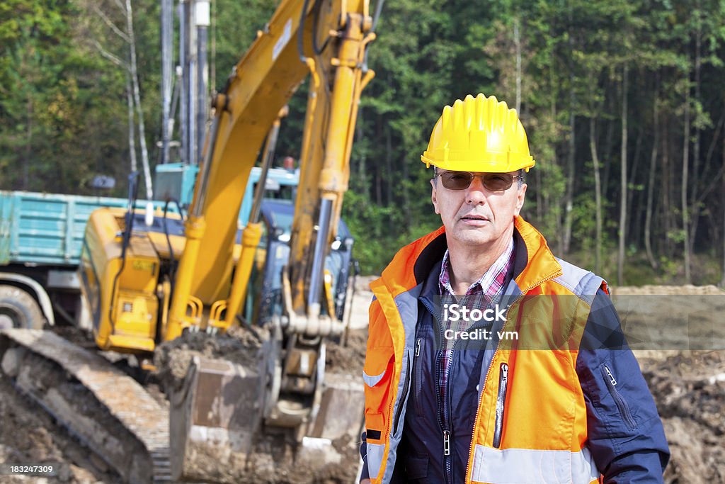 Engenheiro inspeciona a construção site - Foto de stock de 55-59 anos royalty-free