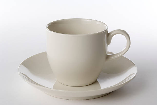 disparo aislado en blanco y taza de café sobre fondo blanco - tea cup cup china saucer fotografías e imágenes de stock