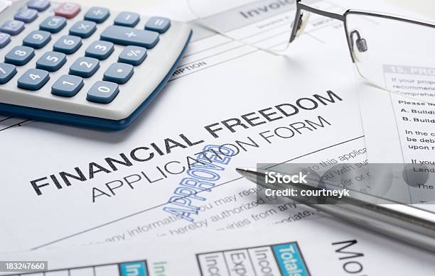 Liberdade Financeira Conceito Com Apporoved Aplicação - Fotografias de stock e mais imagens de Dívida