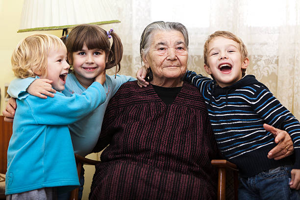 grande avó feliz com seus netos - senior1 imagens e fotografias de stock