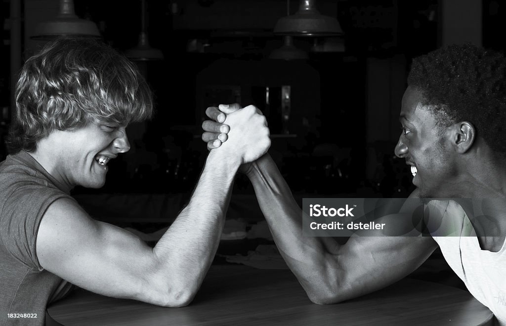 Черный и белый Борьба - Стоковые фото 20-24 года роялти-фри