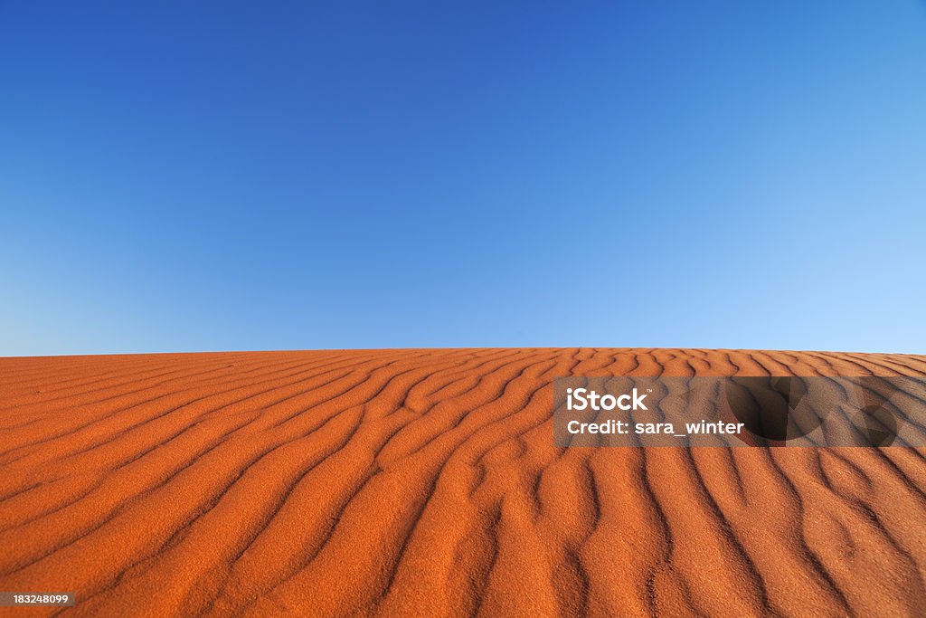 Dunas de Red envía en un día claro, Territorio Septentrional, Australia - Foto de stock de Desierto libre de derechos