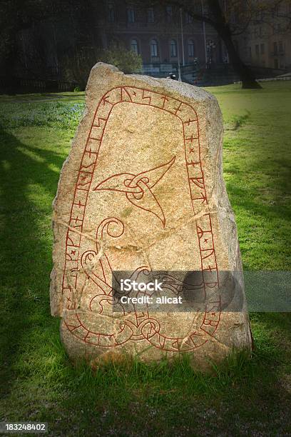 Rune Stone Foto de stock y más banco de imágenes de Runas - Runas, Vikingo, Cultura indígena